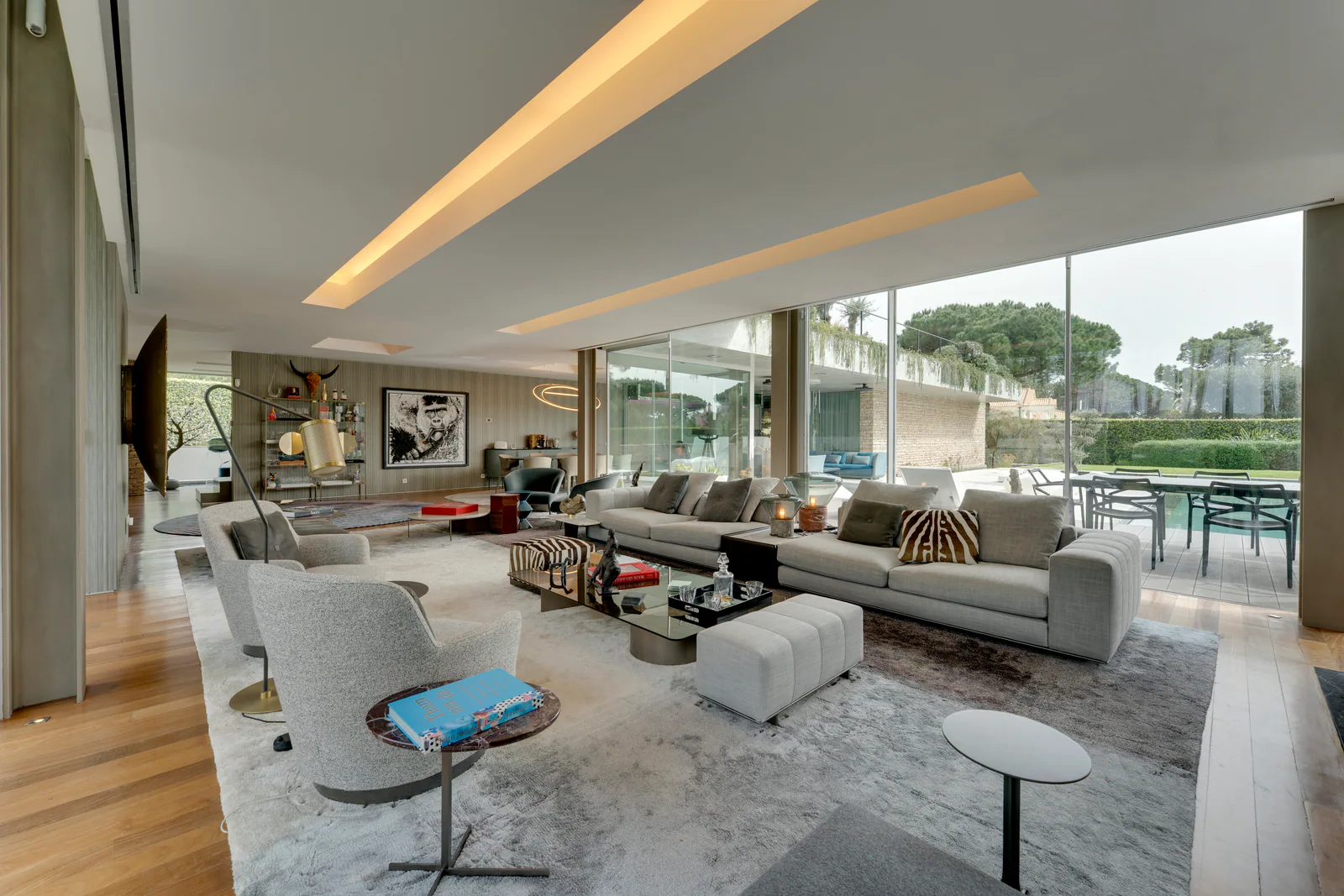 Sala de estar com pé-direito duplo